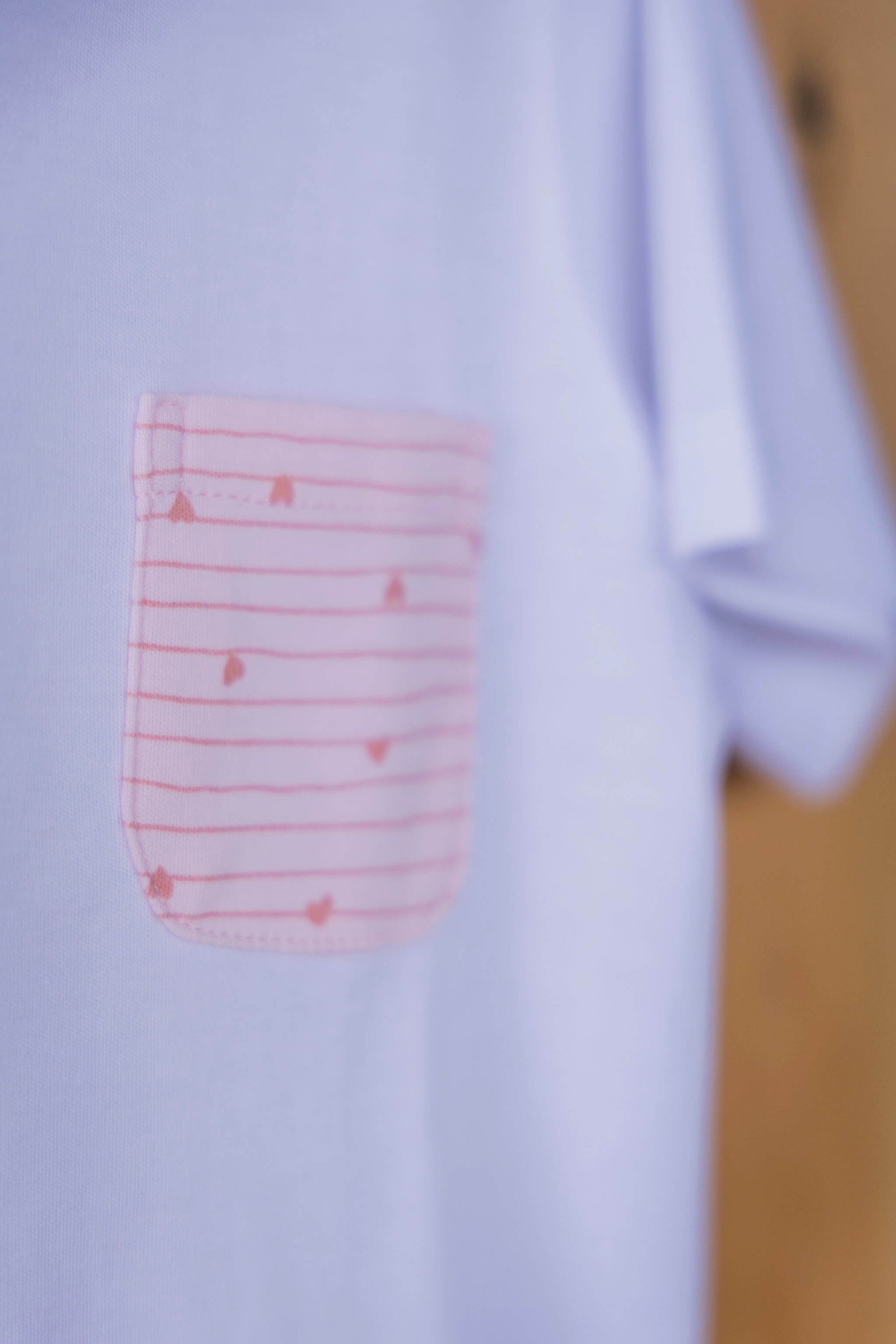Remera Bolsillo Corazones